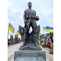 Пластиковая скульптура военного под бронзу памятники военным под заказ.
